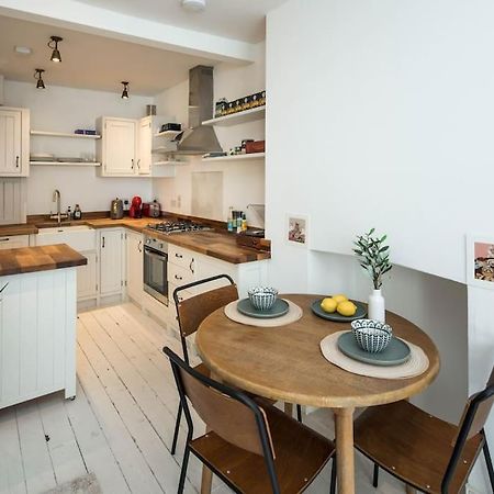 Charming 2-Bed Flat In The Heart Of Nottinghill - Steps From Portobello Rd Market And Nottinghill Bookshop Apartment London Bagian luar foto