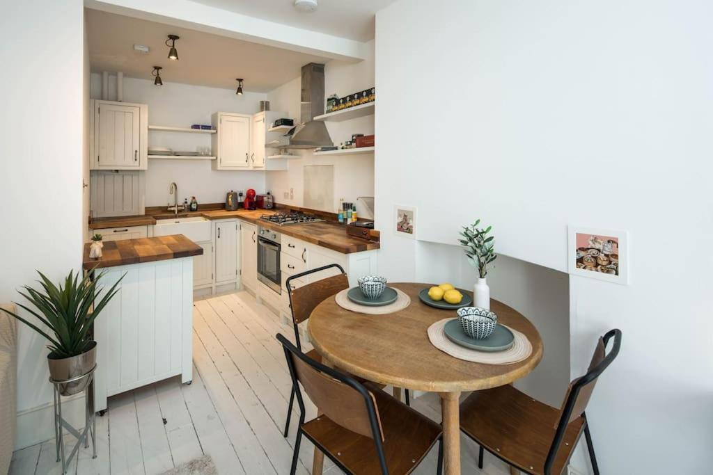 Charming 2-Bed Flat In The Heart Of Nottinghill - Steps From Portobello Rd Market And Nottinghill Bookshop Apartment London Bagian luar foto
