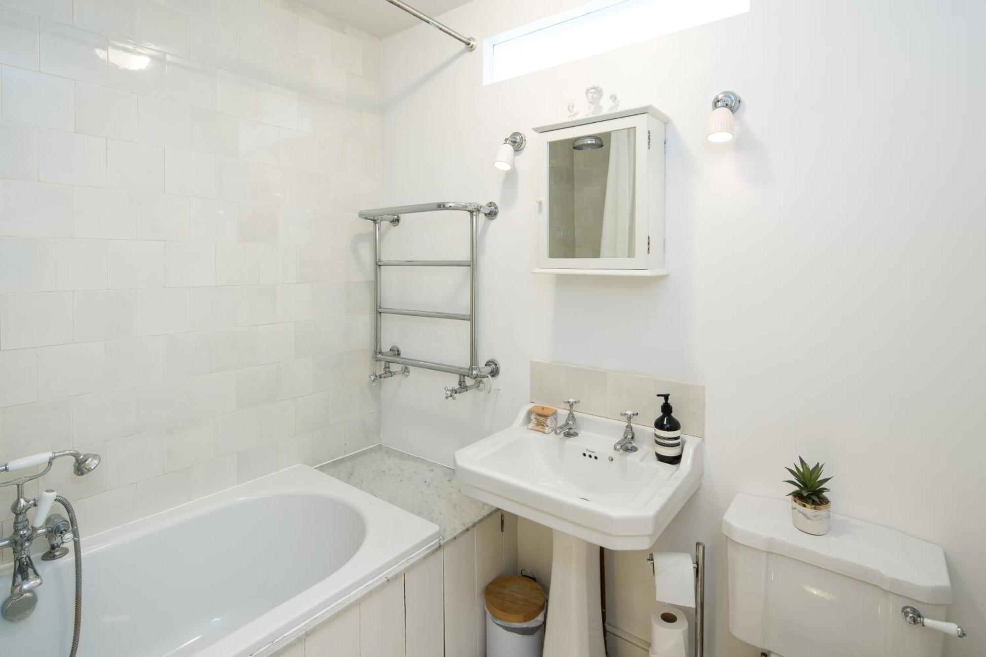 Charming 2-Bed Flat In The Heart Of Nottinghill - Steps From Portobello Rd Market And Nottinghill Bookshop Apartment London Bagian luar foto