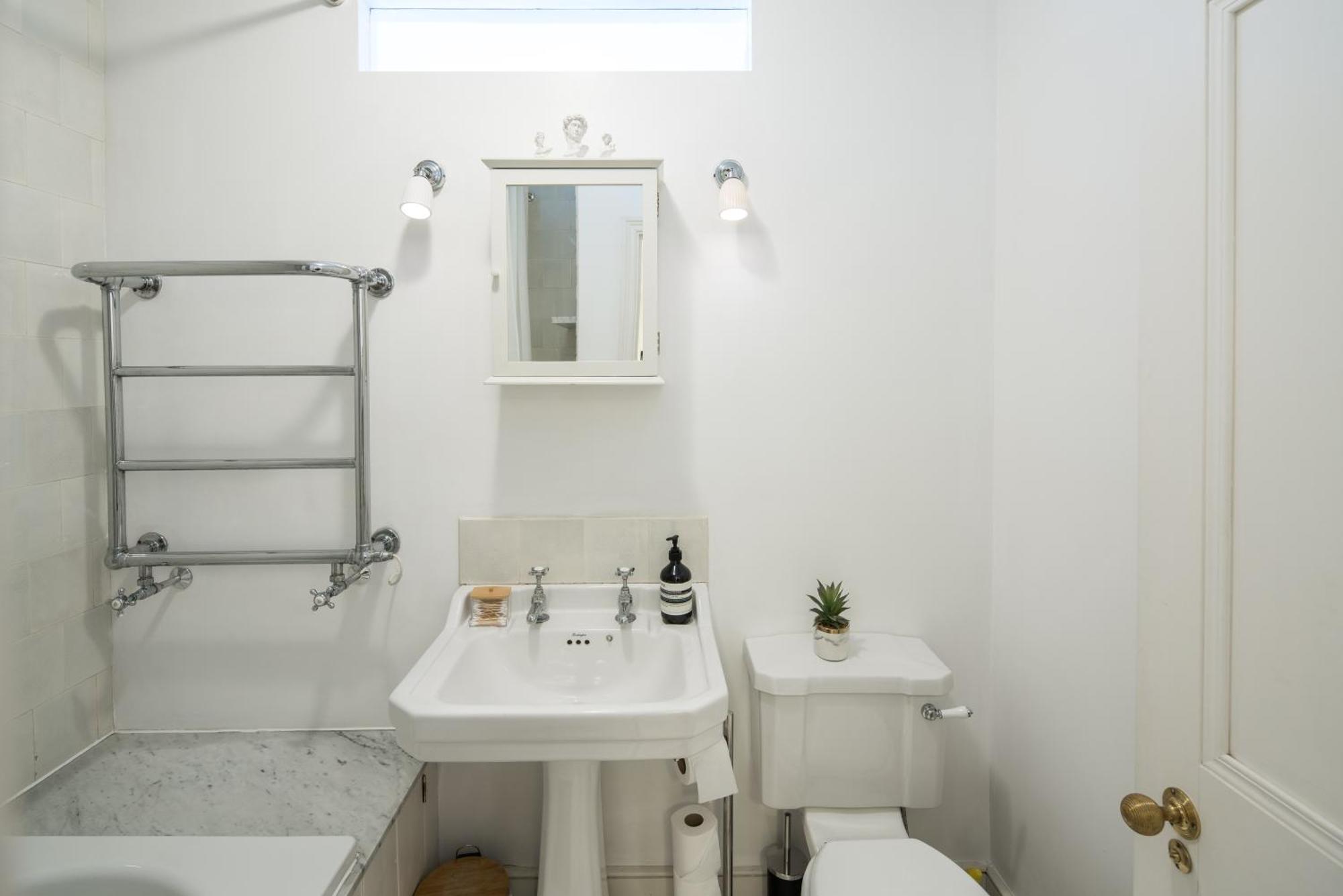 Charming 2-Bed Flat In The Heart Of Nottinghill - Steps From Portobello Rd Market And Nottinghill Bookshop Apartment London Bagian luar foto